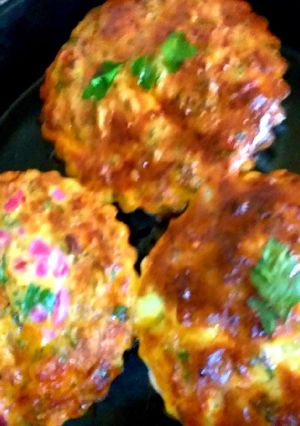 A picture of Green broccoli quiches🥦🌶🍗🥕.