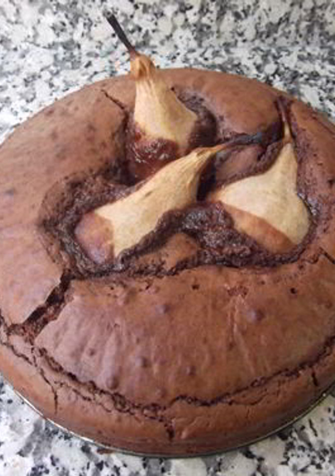 Una foto de Bizcocho de chocolate con peras