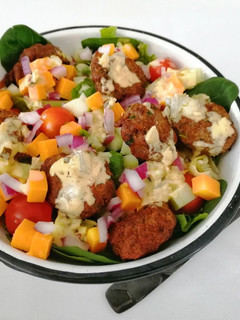 Una foto de Ensalada de hamburguesitas🥗🍔