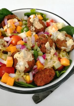 Una foto de Ensalada de hamburguesitas🥗🍔