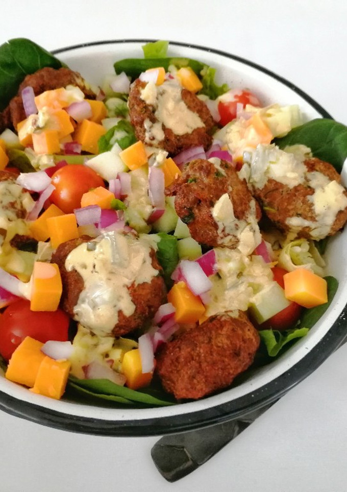 Una foto de Ensalada de hamburguesitas🥗🍔