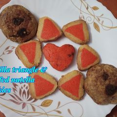 A picture of Vanilla triangle & stuffed nutella cookies.