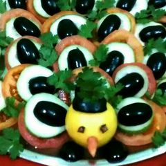 A picture of Salad in peacock shape.