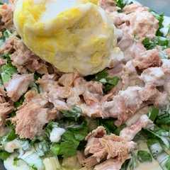 Una foto de Ensalada de apio, atún y huevo