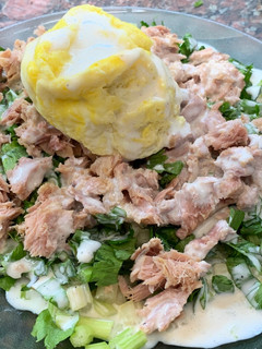 Una foto de Ensalada de apio, atún y huevo