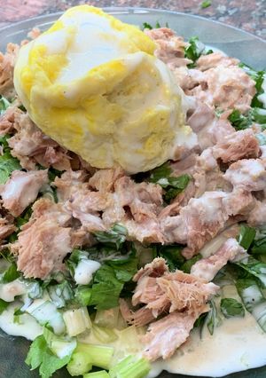 Una foto de Ensalada de apio, atún y huevo