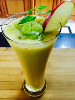 લીલી દ્રાક્ષ ને સફરજન નો જયુસ (Green Grapes Apple Juice Recipe In Gujarati) રેસીપી મુખ્ય ફોટો