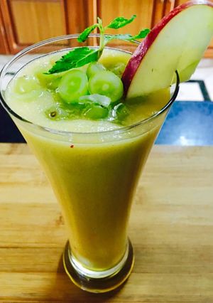 લીલી દ્રાક્ષ ને સફરજન નો જયુસ (Green Grapes Apple Juice Recipe In Gujarati) રેસીપી મુખ્ય ફોટો