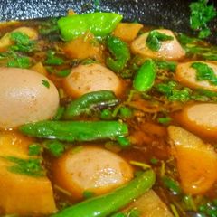 A picture of Anday aloo curry.