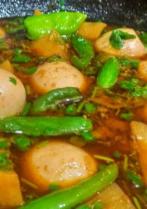 A picture of Anday aloo curry.
