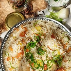 A picture of Chicken pulao.