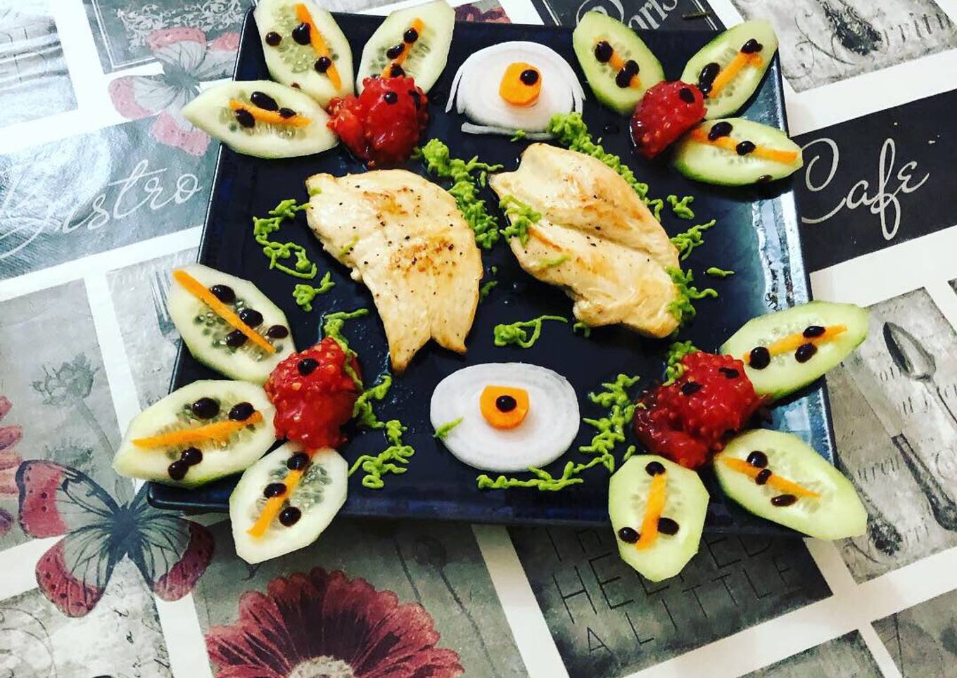 Pechuga de pollo a la plancha con flores de pepino e hilos de puré de guisantes