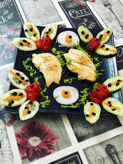 Una foto de Pechuga de pollo a la plancha con flores de pepino e hilos de puré de guisantes