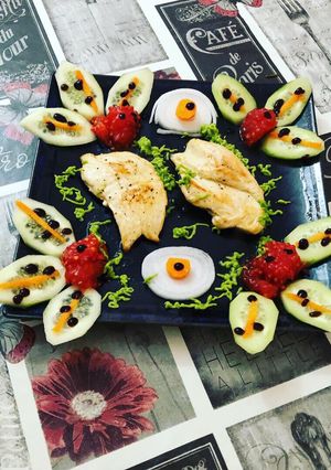 Foto principal de Pechuga de pollo a la plancha con flores de pepino e hilos de puré de guisantes