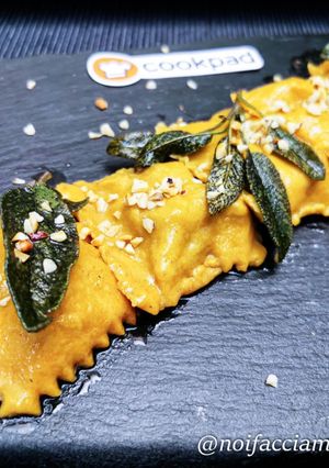 Foto di Ravioli di semola alla paprika, ripieni di cosciotto di maiale al pimenton