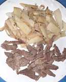 Bistec y guarnición de papa y cebolla