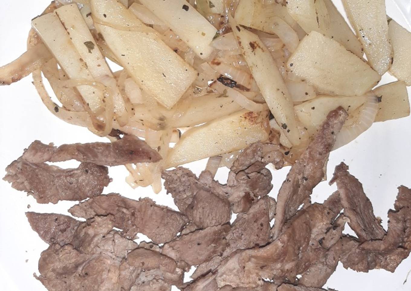 Bistec y guarnición de papa y cebolla