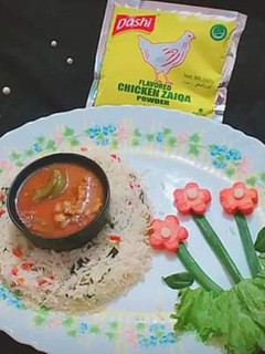 A picture of Jalfrezi with fried rice.