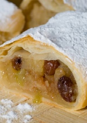 Una foto de Strudel de manzana (apfelstrudel)