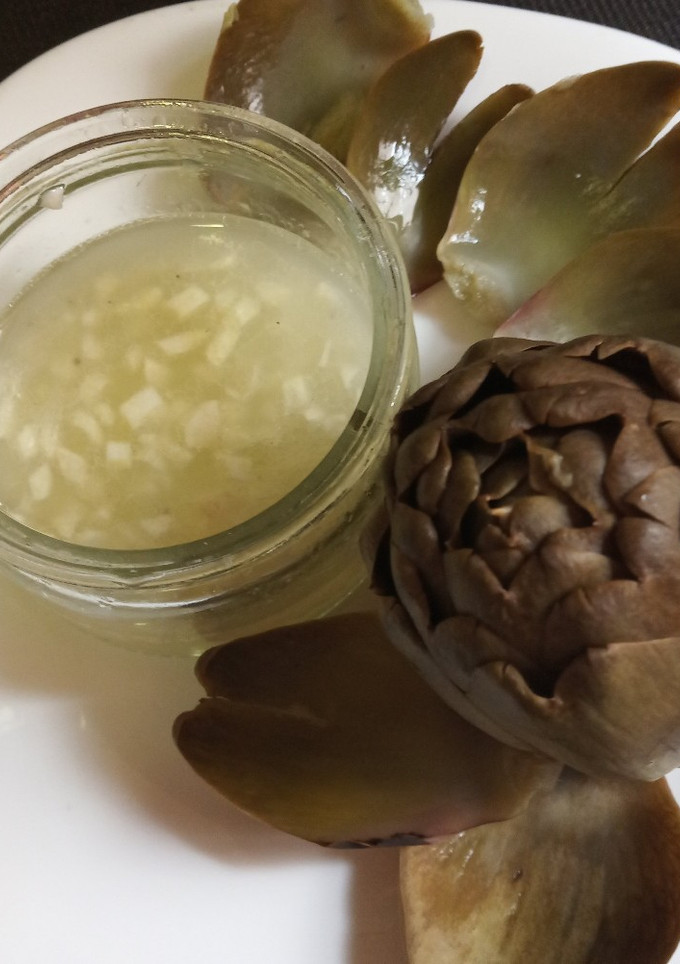 Una foto de Alcauciles con vinagreta de ajo y limón