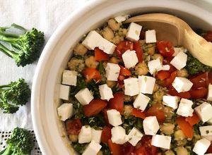 Foto de Salada de quinoa com grão, queijo Feta e bimi