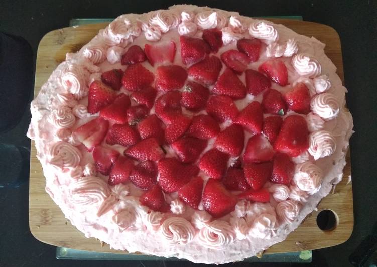 Langkah Mudah untuk Menyiapkan Strawberry Creamy Crêpe Cake, Lezat Sekali