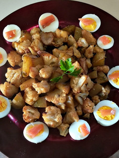 Una foto de Coliflor con patatas al horno