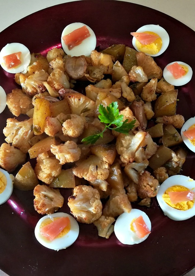 Una foto de Coliflor con patatas al horno