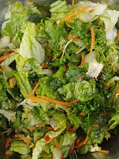Hình của món Salad rau xà lách và các loại rau thơm.