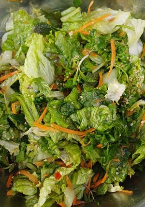 Hình của món Salad rau xà lách và các loại rau thơm.