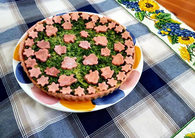 Torta salata rosa agli spinaci, ricotta e mozzarella