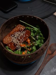 Una foto de Bowl de tempeh teriyaki
