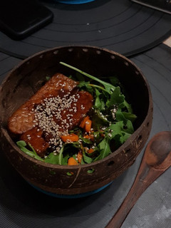 Una foto de Bowl de tempeh teriyaki