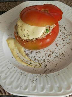 Una foto de Tomates rellenos de quinoa y verduras con mayonesa