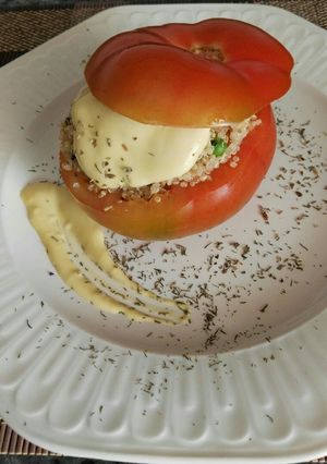 Foto principal de Tomates rellenos de quinoa y verduras con mayonesa