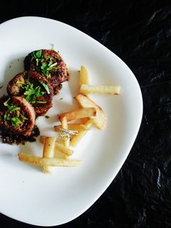 Una foto de Filete al perejil con papas rústicas