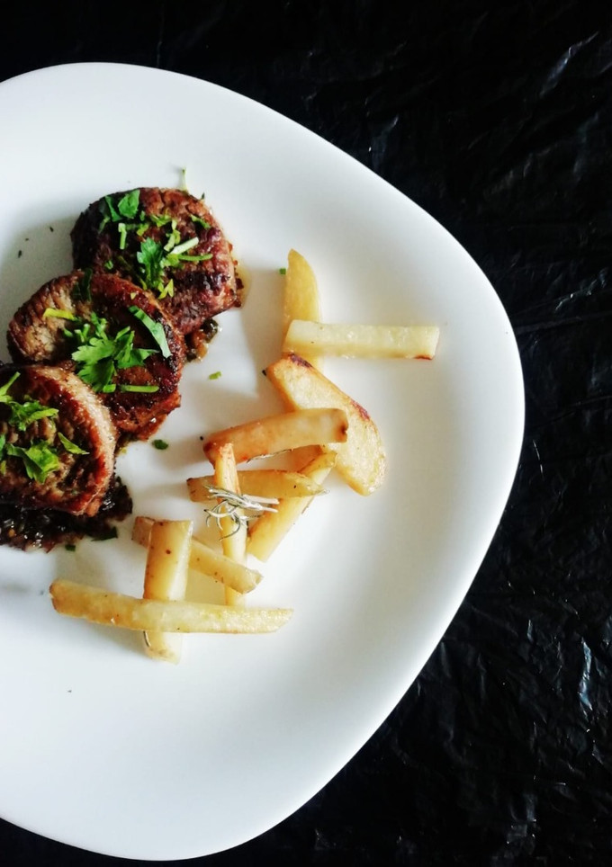 Una foto de Filete al perejil con papas rústicas