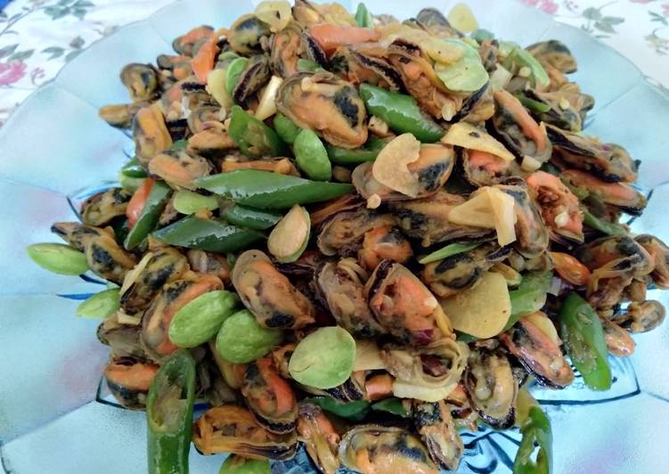 Resep: Oseng kerang cabe ijo pete Menu Enak