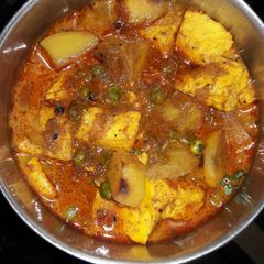 A picture of Alu matar paneer.