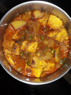 A picture of Alu matar paneer.