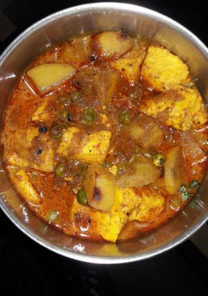 A picture of Alu matar paneer.