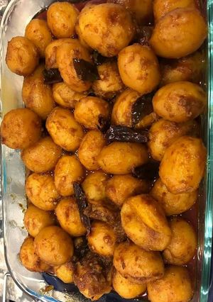 A picture of Khattay Aloo.