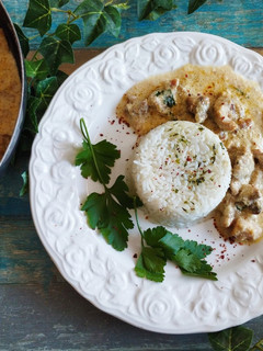 Mézes-mustáros csirkecomb serpenyőben rizzsel recept fotója