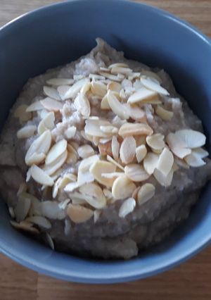 A picture of Coconut and banana oat bran porridge.