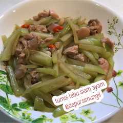 A picture of Tumis Labu Siam Ayam.