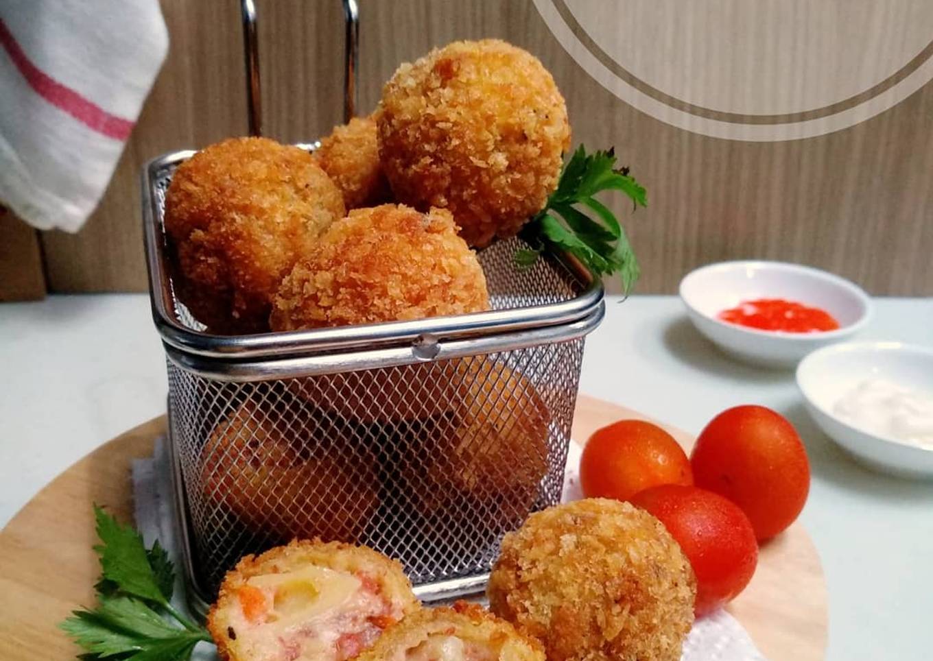 Cheesy macaroni balls