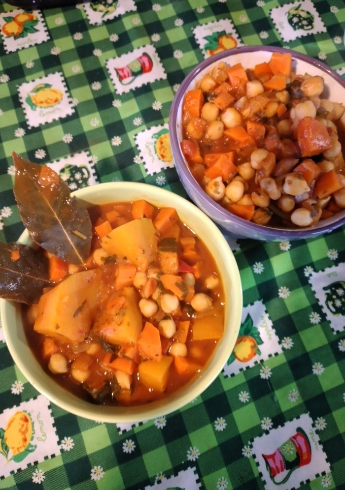 Una foto de Cazuela de garbanzos vegetariana