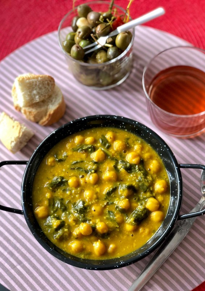 Una foto de Espinacas con garbanzos vegano🌱vegetariana
