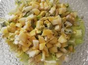 Una foto de ensalada de pera y roquefort