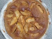 Una foto de budín de manzanas al horno